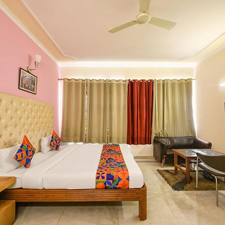 Hotel Gracious Ґурґаон Екстер'єр фото