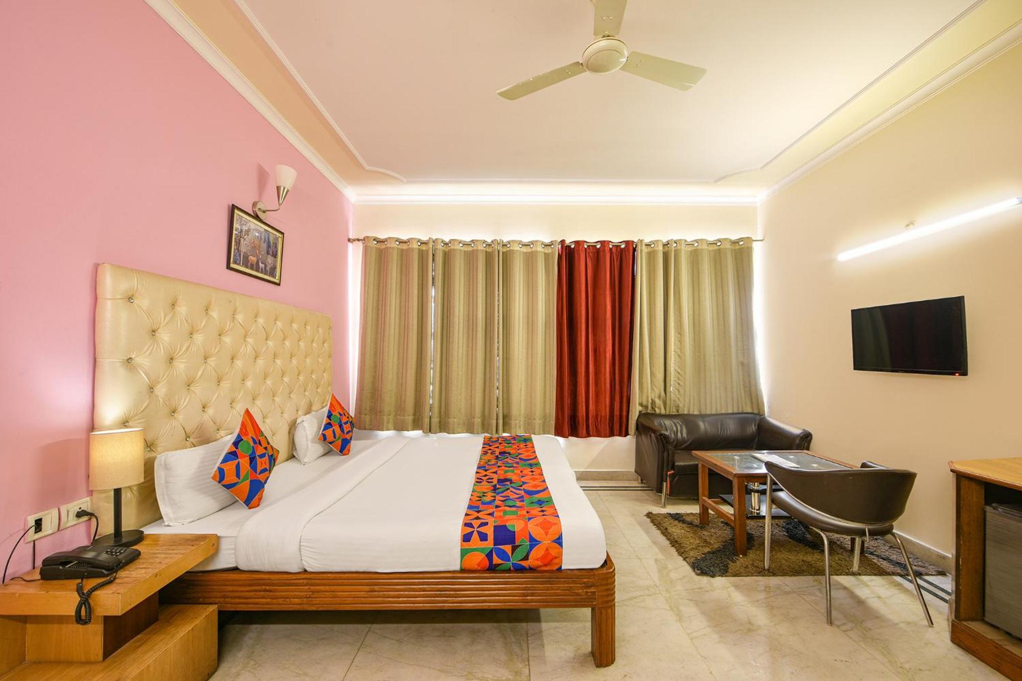 Hotel Gracious Ґурґаон Екстер'єр фото