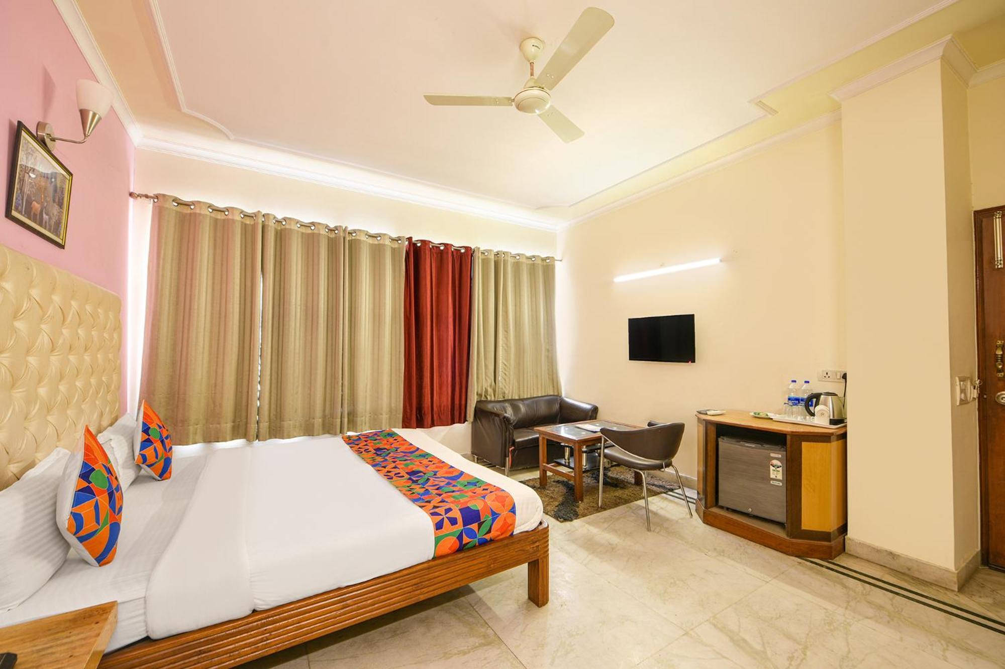 Hotel Gracious Ґурґаон Екстер'єр фото
