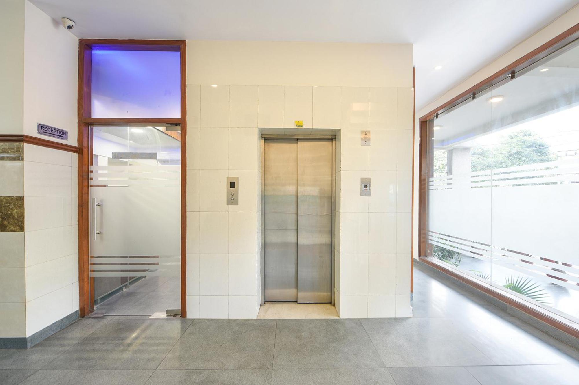 Hotel Gracious Ґурґаон Екстер'єр фото