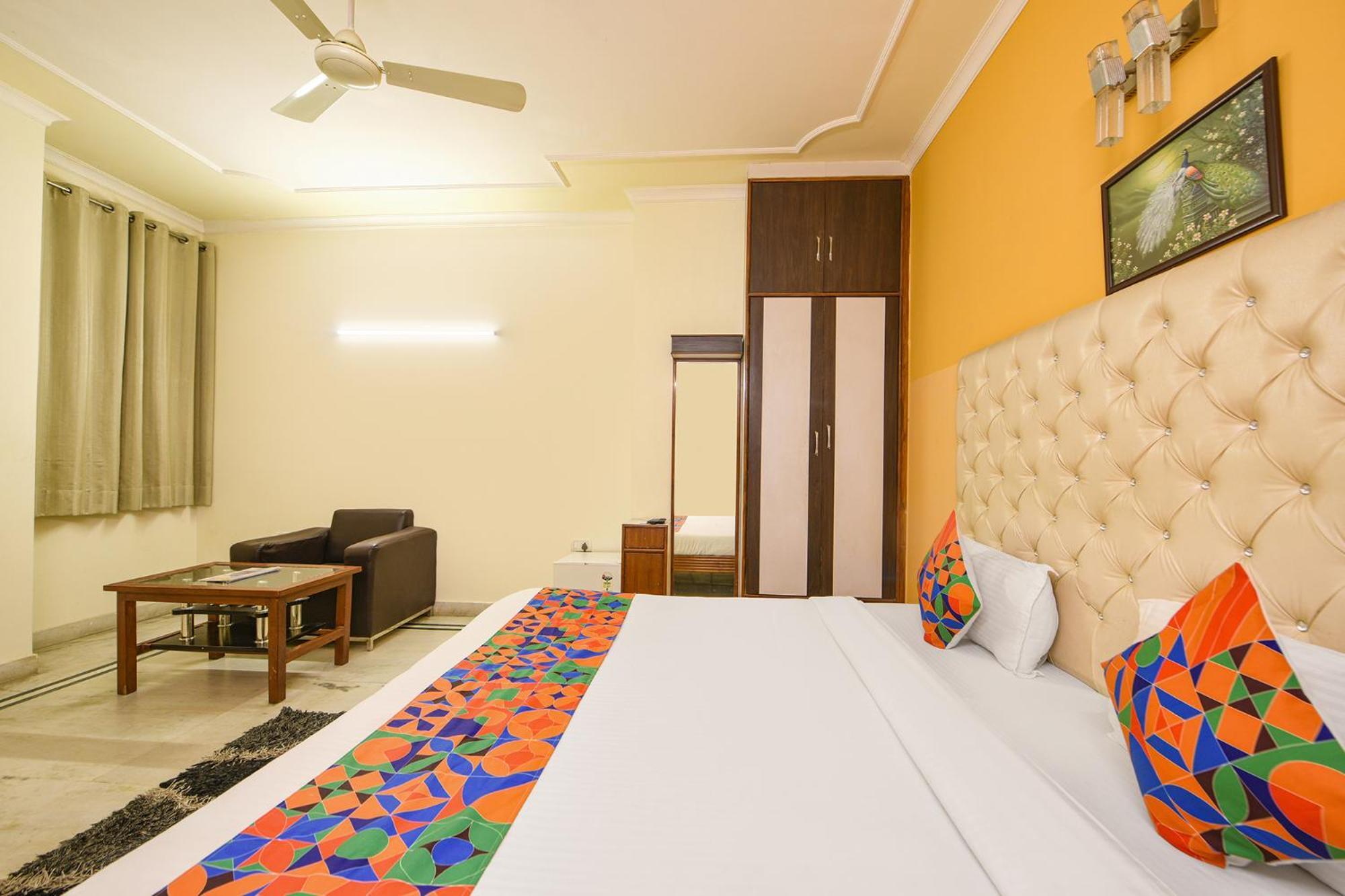Hotel Gracious Ґурґаон Екстер'єр фото