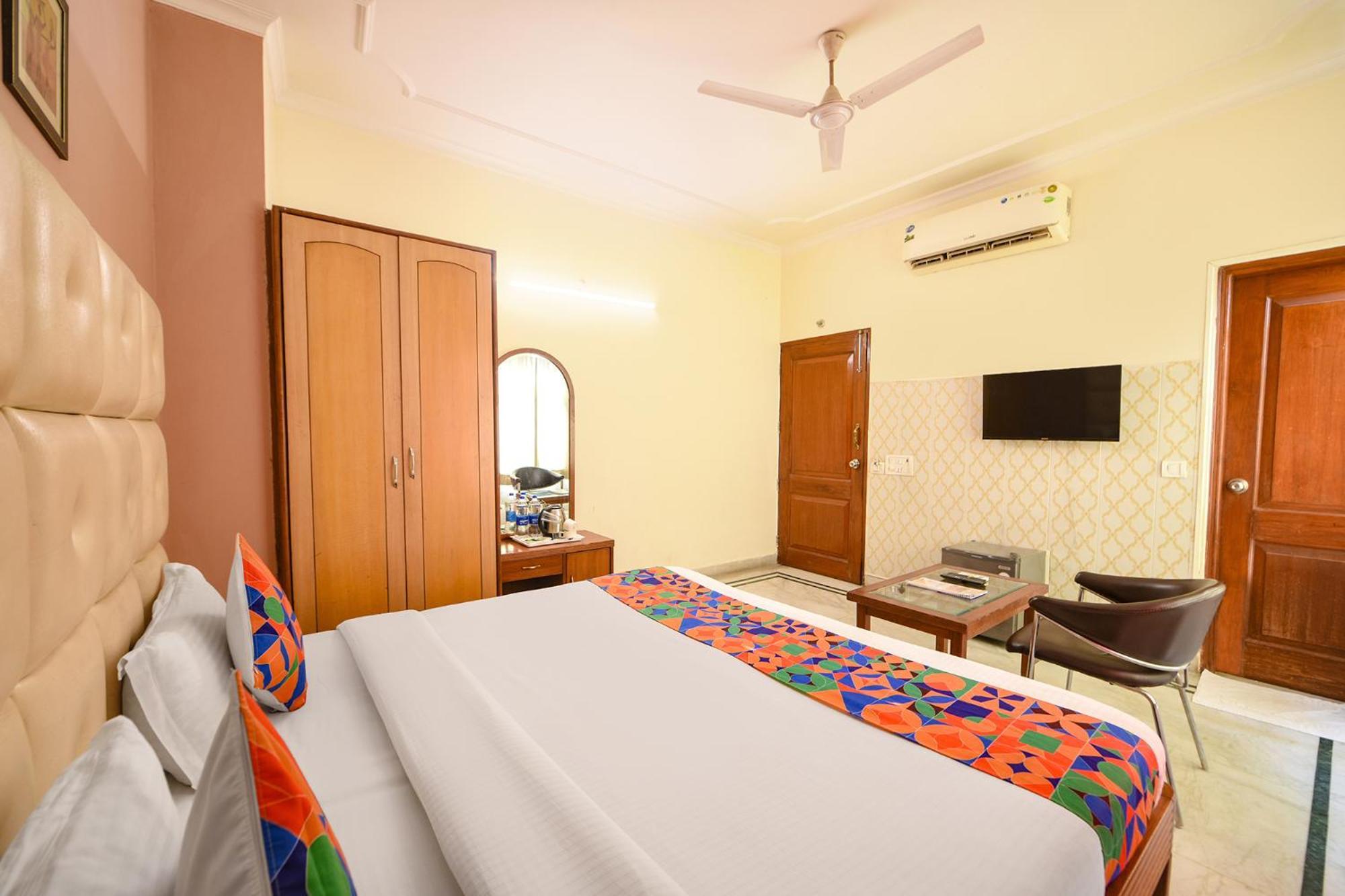 Hotel Gracious Ґурґаон Екстер'єр фото