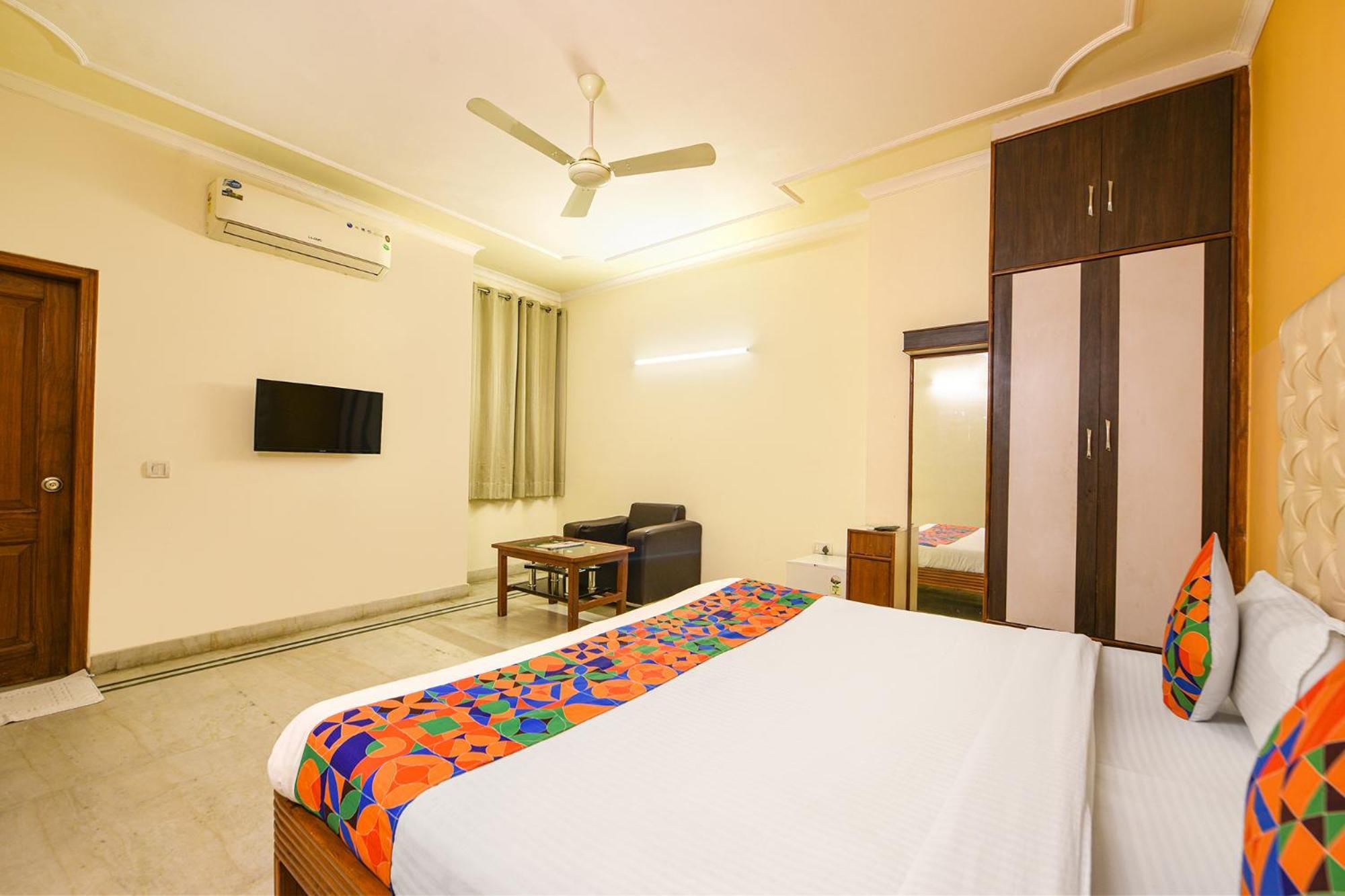 Hotel Gracious Ґурґаон Екстер'єр фото